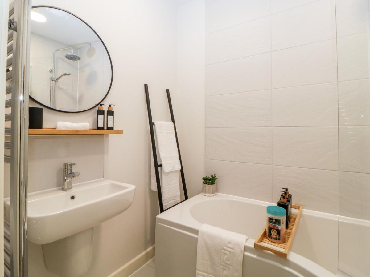 7 Oystercatcher Court * Torquay